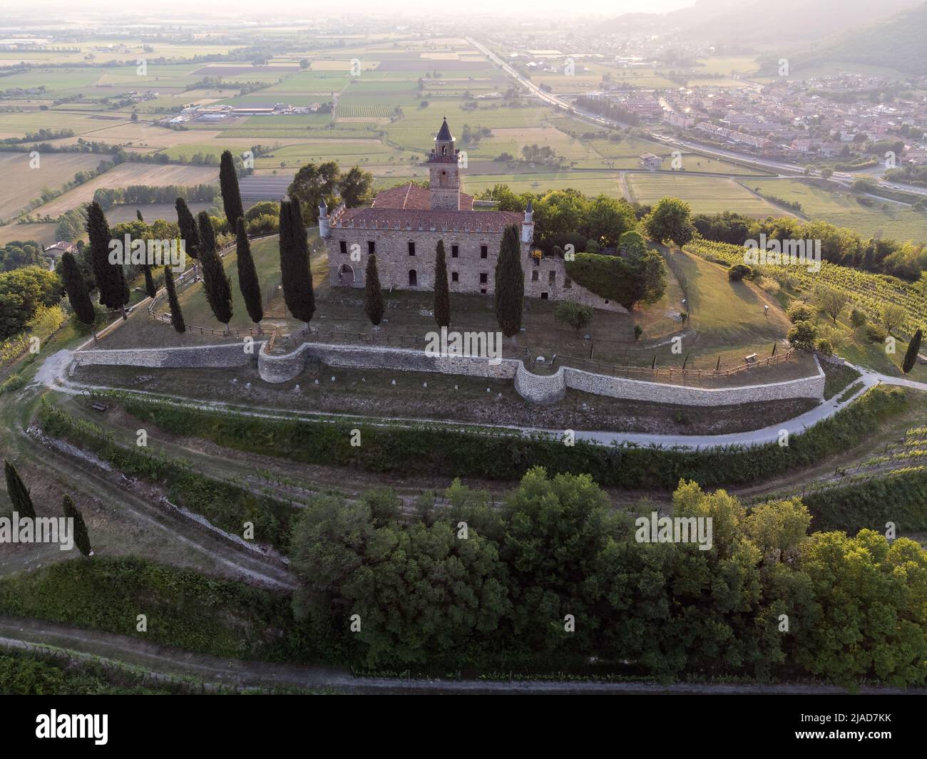 Vue aérienne de Santissima di Gussago à Franciacorta, province de Brescia, Lombardie, Italie Banque D'Images