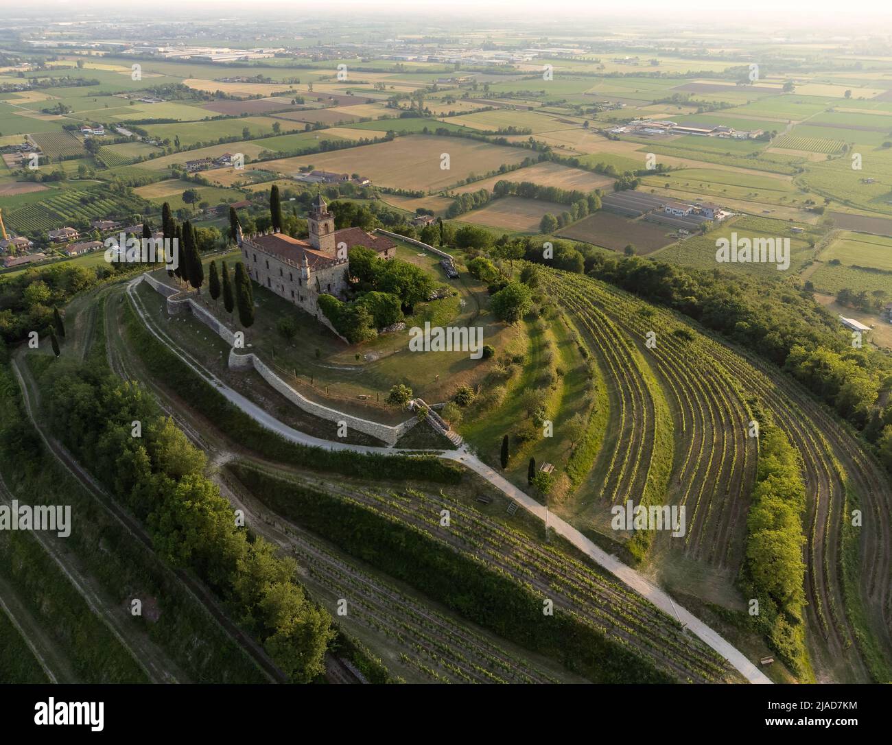 Vue aérienne de Santissima di Gussago à Franciacorta, province de Brescia, Lombardie, Italie Banque D'Images