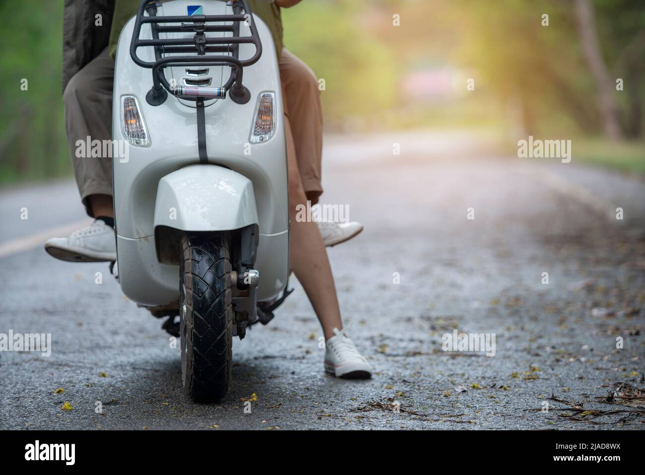 Vue rapprochée de l'avant d'un couple assis sur un scooter Banque D'Images