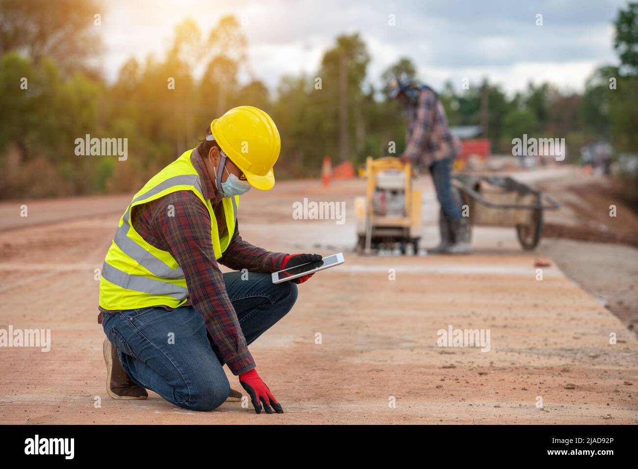 Ingénieur civil inspectant les routes, Thaïlande Banque D'Images