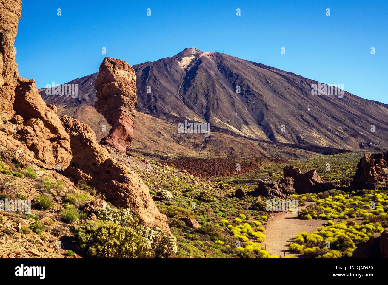 Roque Cinchado le long du sentier de randonnée de Roques de Garcia, parc national de Teide, Tenerife, Îles Canaries, Espagne Banque D'Images