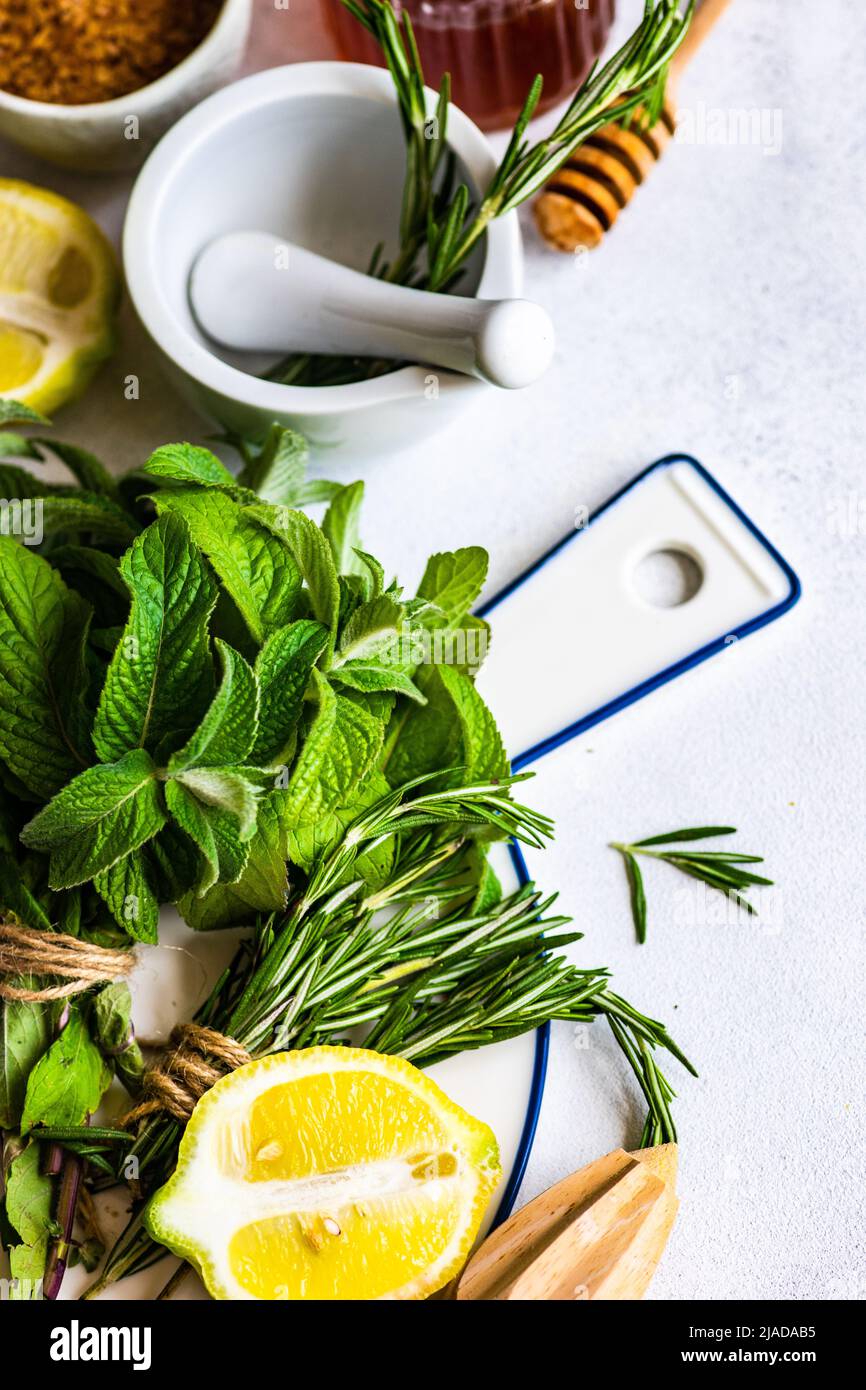 Vue de dessus des ingrédients pour préparer de la limonade fraîche sur une table Banque D'Images