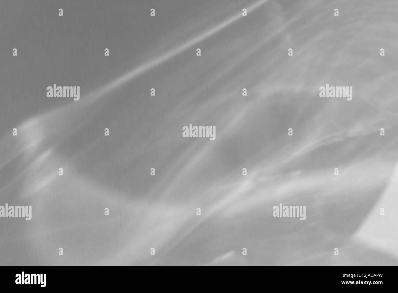 Effet caustique réfraction de la lumière sur la maquette de la paroi blanche, rayons de soleil flous se réfractant à travers le prisme de verre avec ombre. Abstrait naturel Banque D'Images Effet caustique réfraction de la lumière sur la maquette de la paroi blanche, rayons de soleil flous se réfractant à travers le prisme de verre avec ombre. Abstrait naturel Banque D'Images