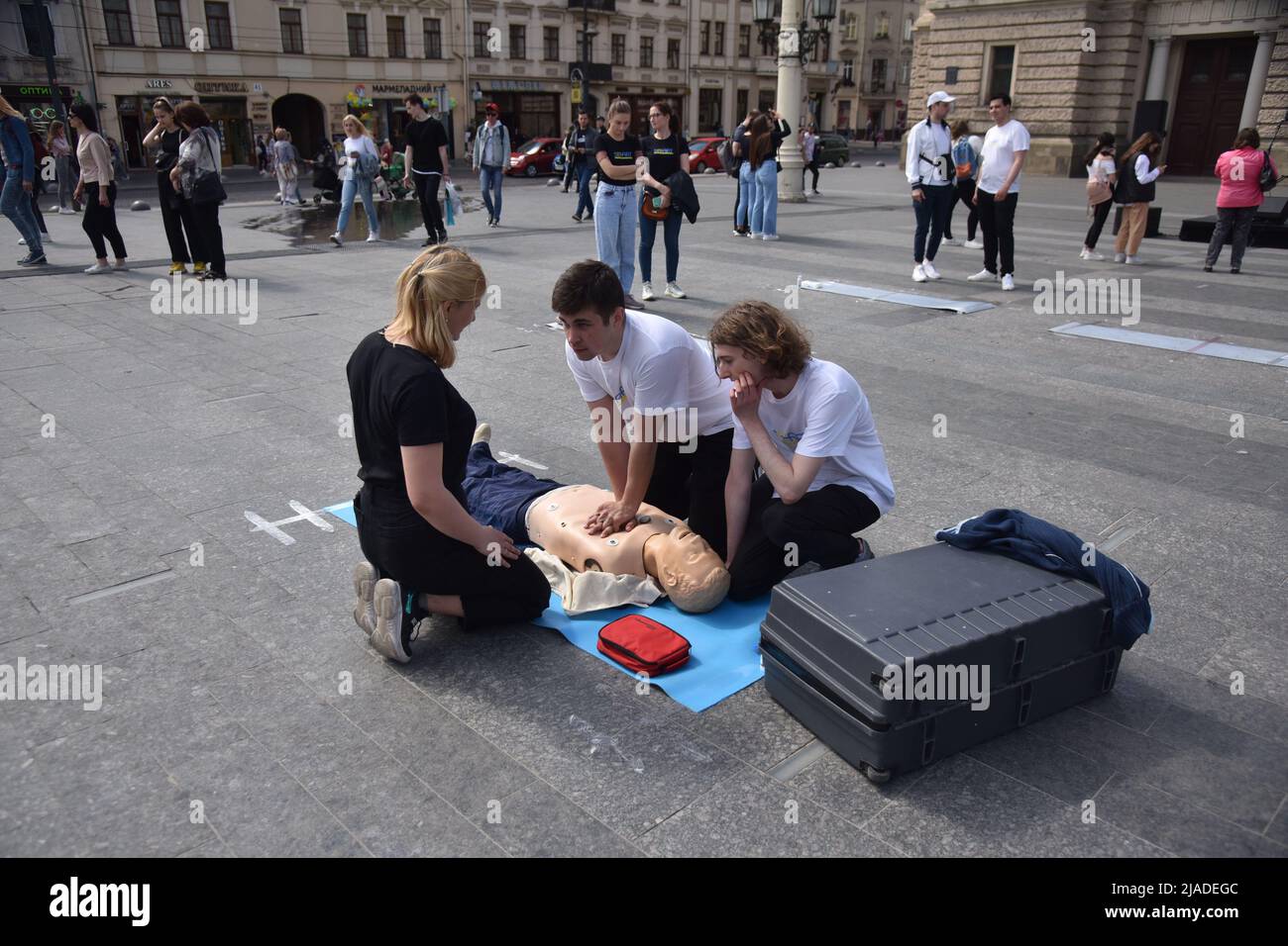 Lviv, Ukraine. 27th mai 2022. Formation de masse sur les soins à domicile pour les réfugiés et les résidents de Lviv dans le centre de Lviv. (Photo de Pavlo Palamarchuk/SOPA Images/Sipa USA) crédit: SIPA USA/Alay Live News Banque D'Images