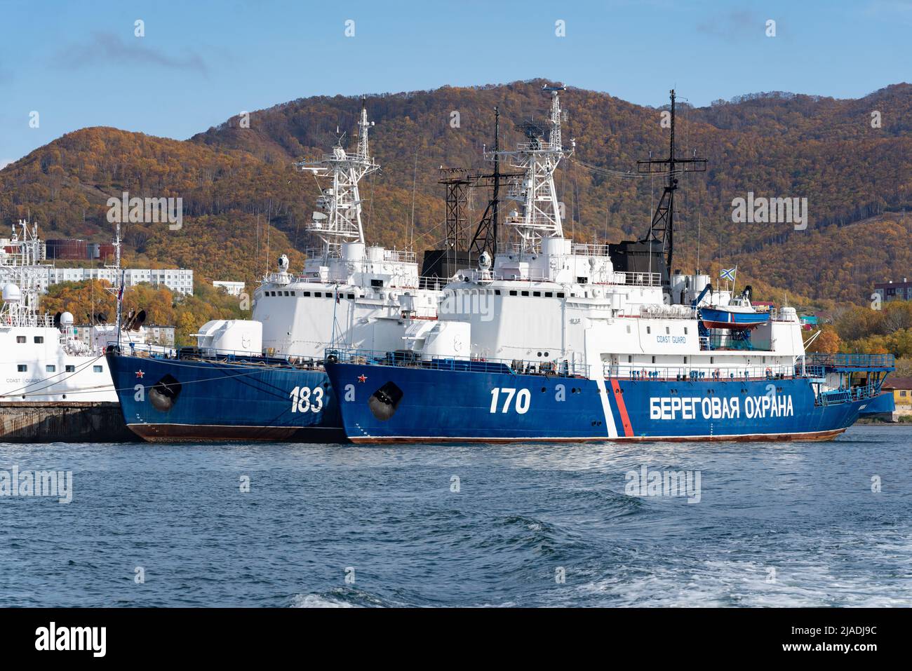 Les navires de guerre de la Garde côtière du Service des frontières du Service fédéral de sécurité de la Russie sont ancrés au quai dans le port maritime de la ville de Petropavlovsk-Kamchatsky. Océan Pacifique Banque D'Images
