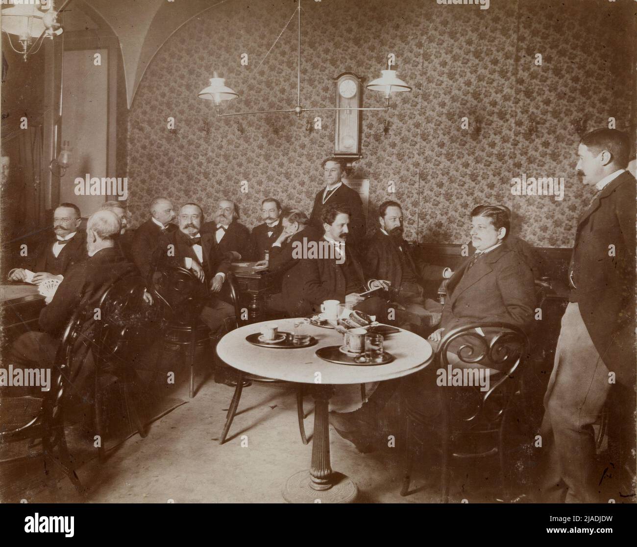 'Im café Griensteidl': La salle des artistes (photo du magazine hebdomadaire illustré 'The Elimination World'). Carl von Zamboni (* 1840), photographe Banque D'Images