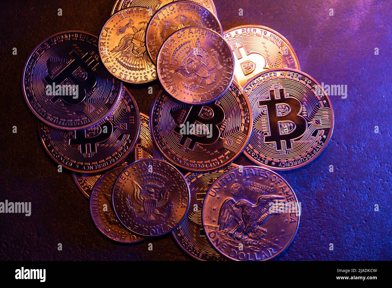 Billets de la moitié du dollar qui brillent sur les pièces en Bitcoin. Concept de crypto-monnaie aux États-Unis d'Amérique. Le commerce et l'exploitation minière Crypto Banque D'Images