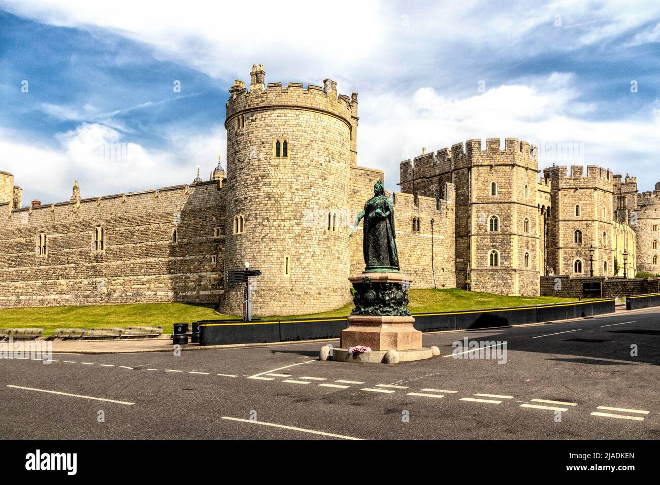 Statue de la reine Victoria à l'extérieur, château de Windsor, Berkshire, Angleterre, Royaume-Uni Banque D'Images