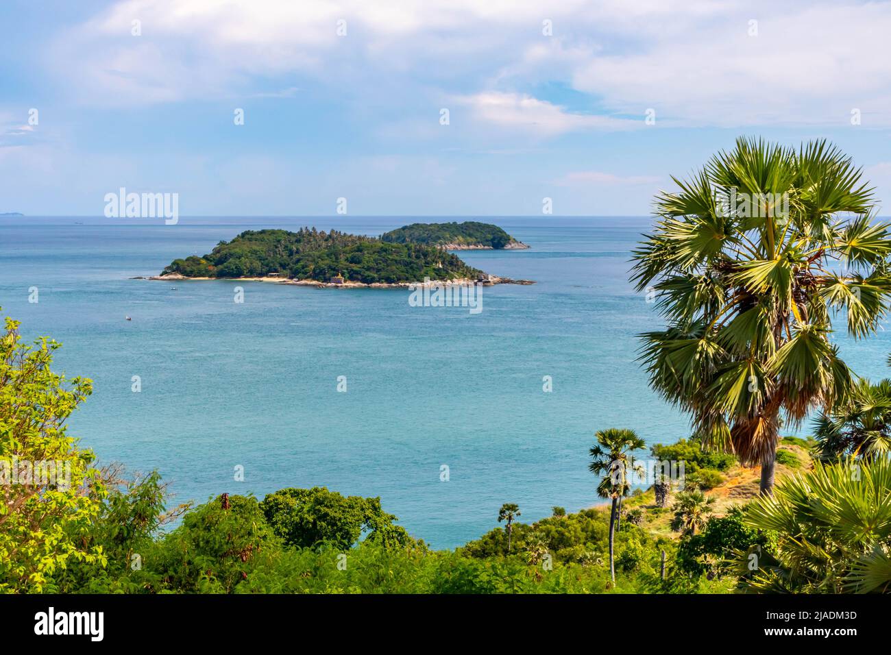 Le cap Promthep surplombe les îles de Koh Kaeo Yai et de Koh Kaeo Noiq Banque D'Images