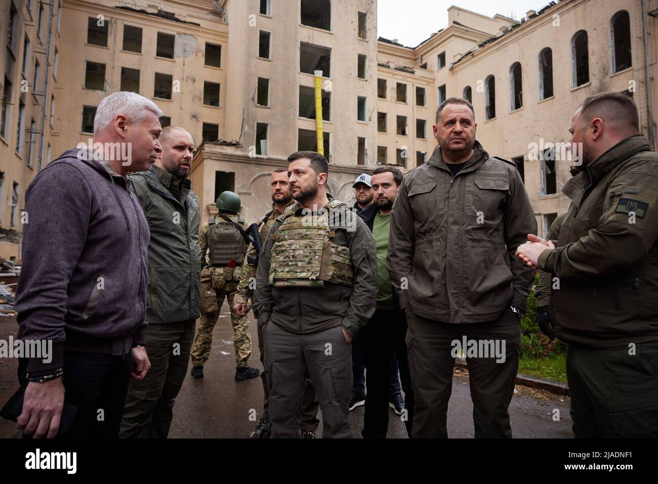 (220530) -- KIEV, 30 mai 2022 (Xinhua) -- la photo fournie par le bureau présidentiel ukrainien le 29 mai 2022 montre le président ukrainien Volodymyr Zelensky (C) lors d'une visite à Kharkiv, en Ukraine. Le président ukrainien Volodymyr Zelensky a visité dimanche les postes de première ligne de l'armée ukrainienne lors d'un voyage de travail dans la ville de Kharkiv, dans l'est du pays, a rapporté le service de presse présidentiel. (Bureau présidentiel ukrainien/document via Xinhua) Banque D'Images