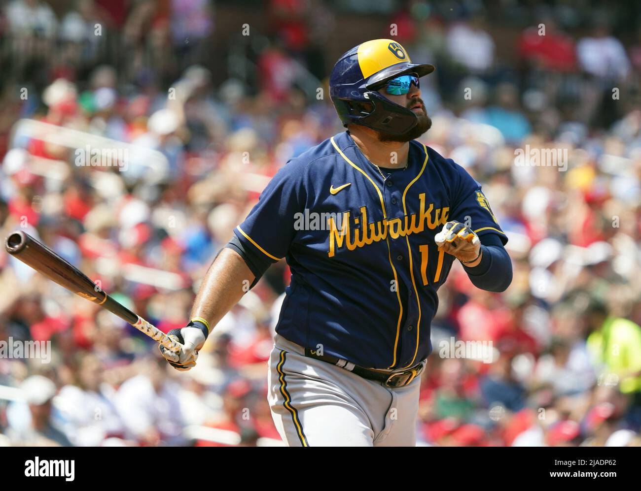 St. Louis, États-Unis. 29th mai 2022. Miklwaukee Brewers Rowdy Tellez regarde sa course à domicile en solo quitter le parc dans le sixième repas contre les Cardinals de Saint-Louis au stade Busch à Saint-Louis le dimanche 29 mai 2022. Photo par Bill Greenblatt/UPI crédit: UPI/Alay Live News Banque D'Images