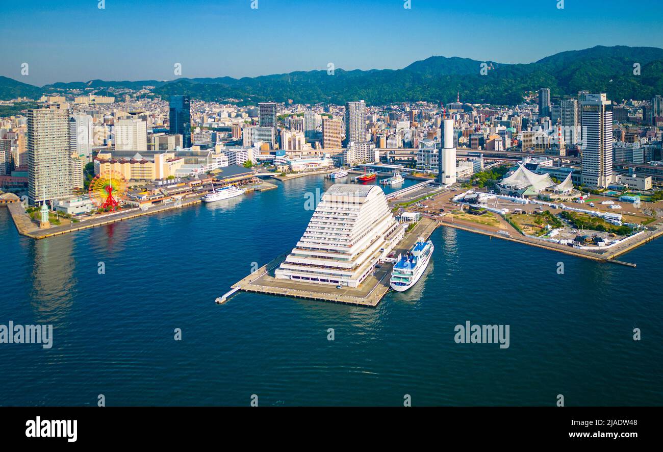 Vue aérienne de Kobe Port Tower en construction et du centre-ville de Sannomiya Banque D'Images