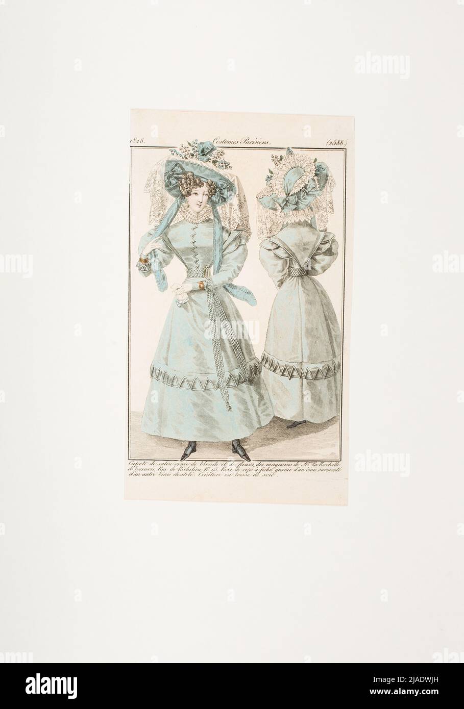 Image de mode : dame à fleur et chapeau en satin haut décoré, en robe bleue. Inconnu Banque D'Images