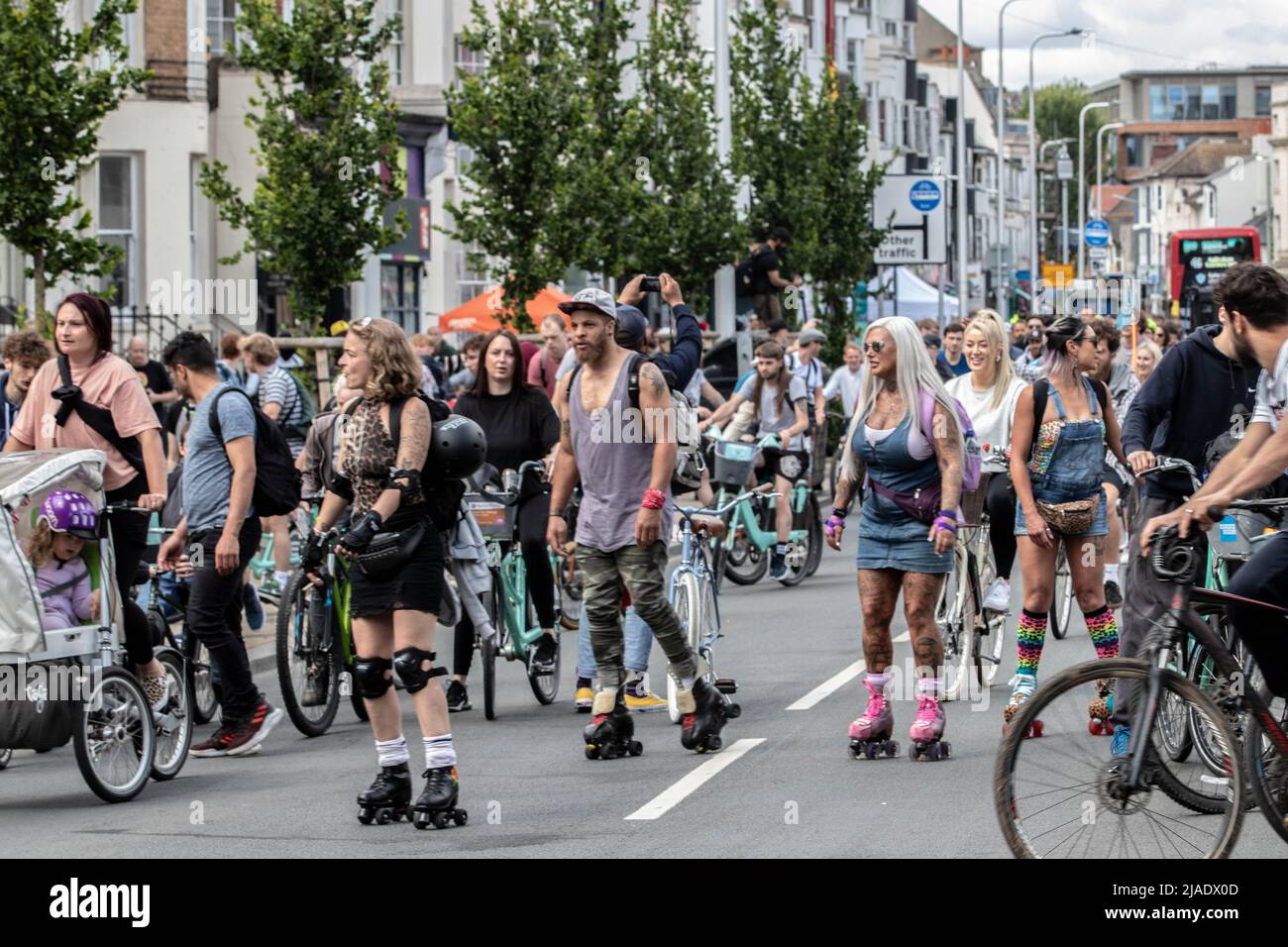 Brighton, Royaume-Uni. 29th mai 2022. Des centaines de personnes se tournent vers Dom Whiting Drum & Bass sur le vélo à Brighton des centaines de personnes se mettent en vélo et skates pendant qu'ils ont rejoint Dom Whiting dans une visite de Brighton en commençant sur le niveau de finition sur la plage. La circulation a été amenée à un stand dans toute la ville pendant que la procession a passé avec Dom DJ'ing de son vélo. Credit: @Dmoluk/Alamy Live News Banque D'Images