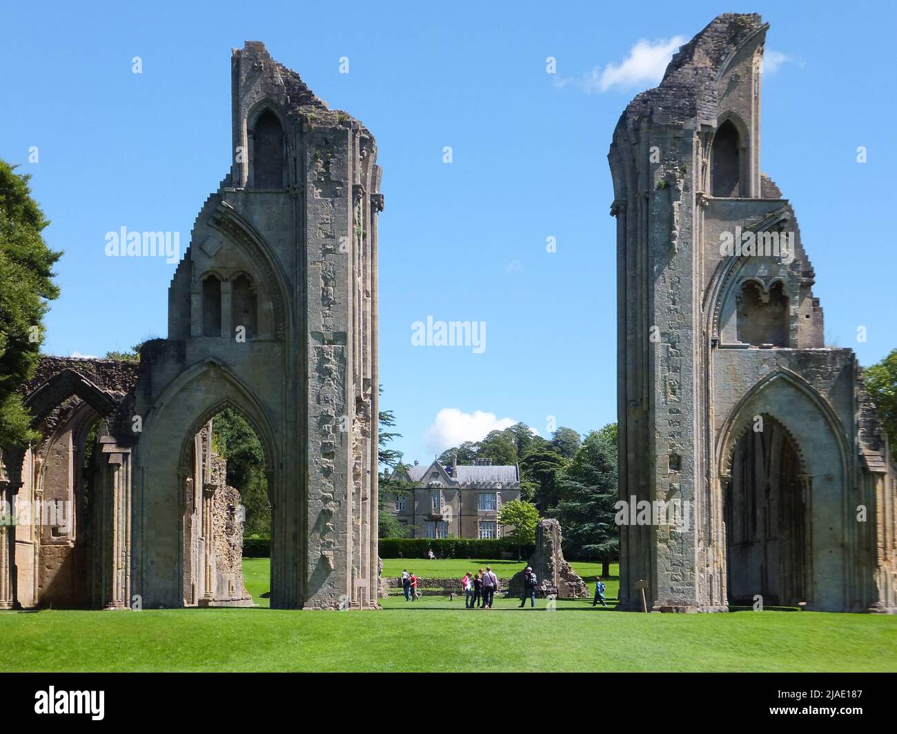 Les ruines de l'abbaye de Glastonbury sont hautes lors d'une belle journée d'été à Glastonbury, Somerset, Angleterre, Royaume-Uni. Banque D'Images