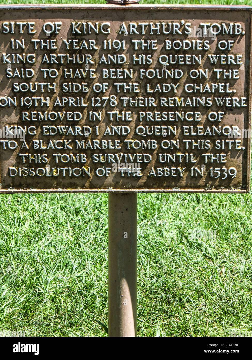 Un panneau marque le site du tombeau du roi Arthur à l'abbaye de Glastonbury à Glastonbury, Somerset, Angleterre, Royaume-Uni. Banque D'Images