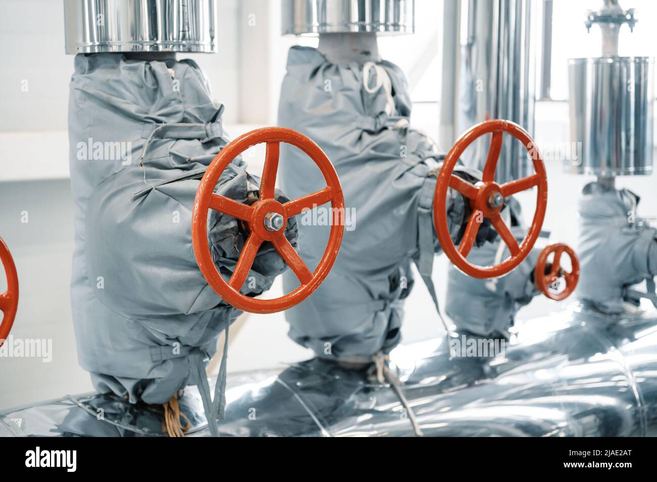 Tuyaux avec vannes et isolation pour liquides agressifs chauds Banque D'Images