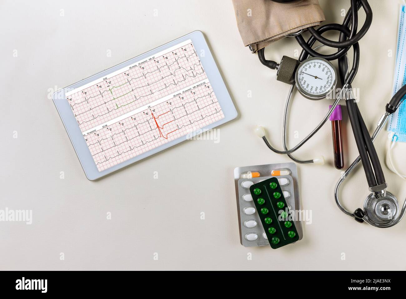 Médecine médecin travaillant le coeur rapport analyse électrocardiogramme sur comprimé numérique avec un stéthoscope Banque D'Images