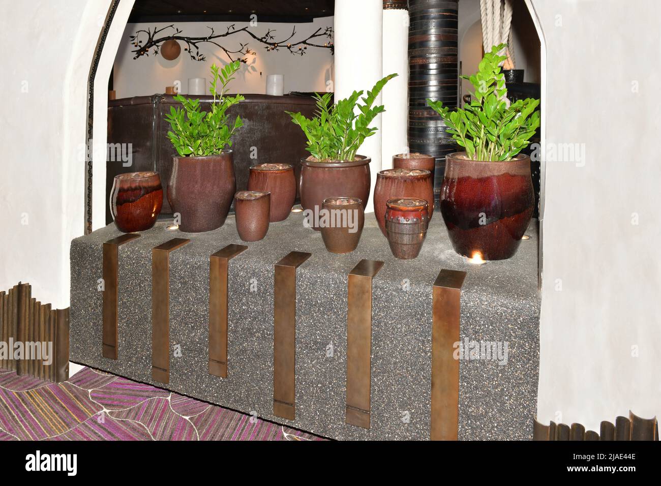 Nevada USA 09-06-21 des vases rustiques décorent l'une des fenêtres du restaurant de cuisine mexicaine JAVIER situé dans l'hôtel ARIA Las Vegas Banque D'Images