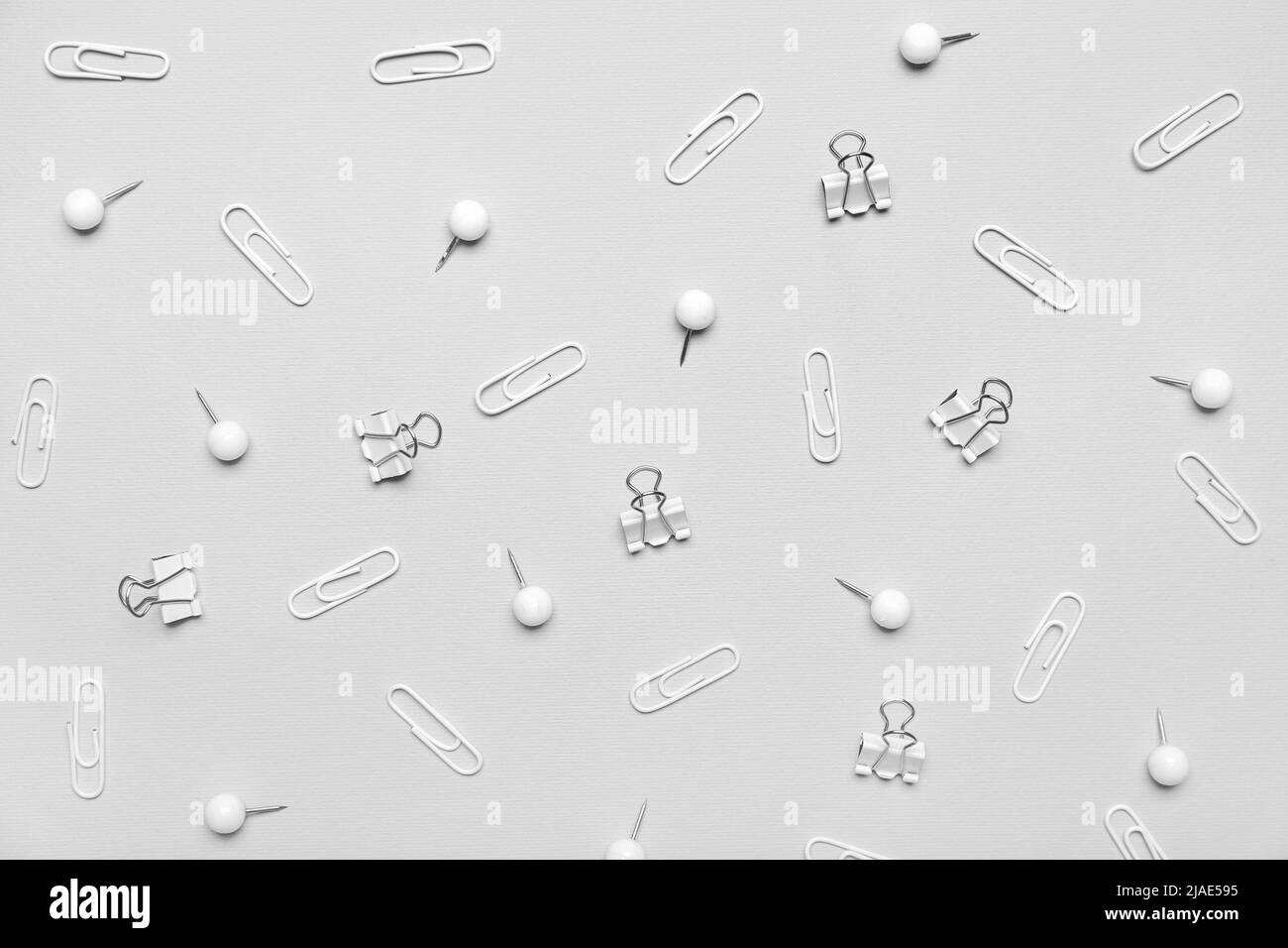 Différents trombones et épingles sur fond clair Banque D'Images