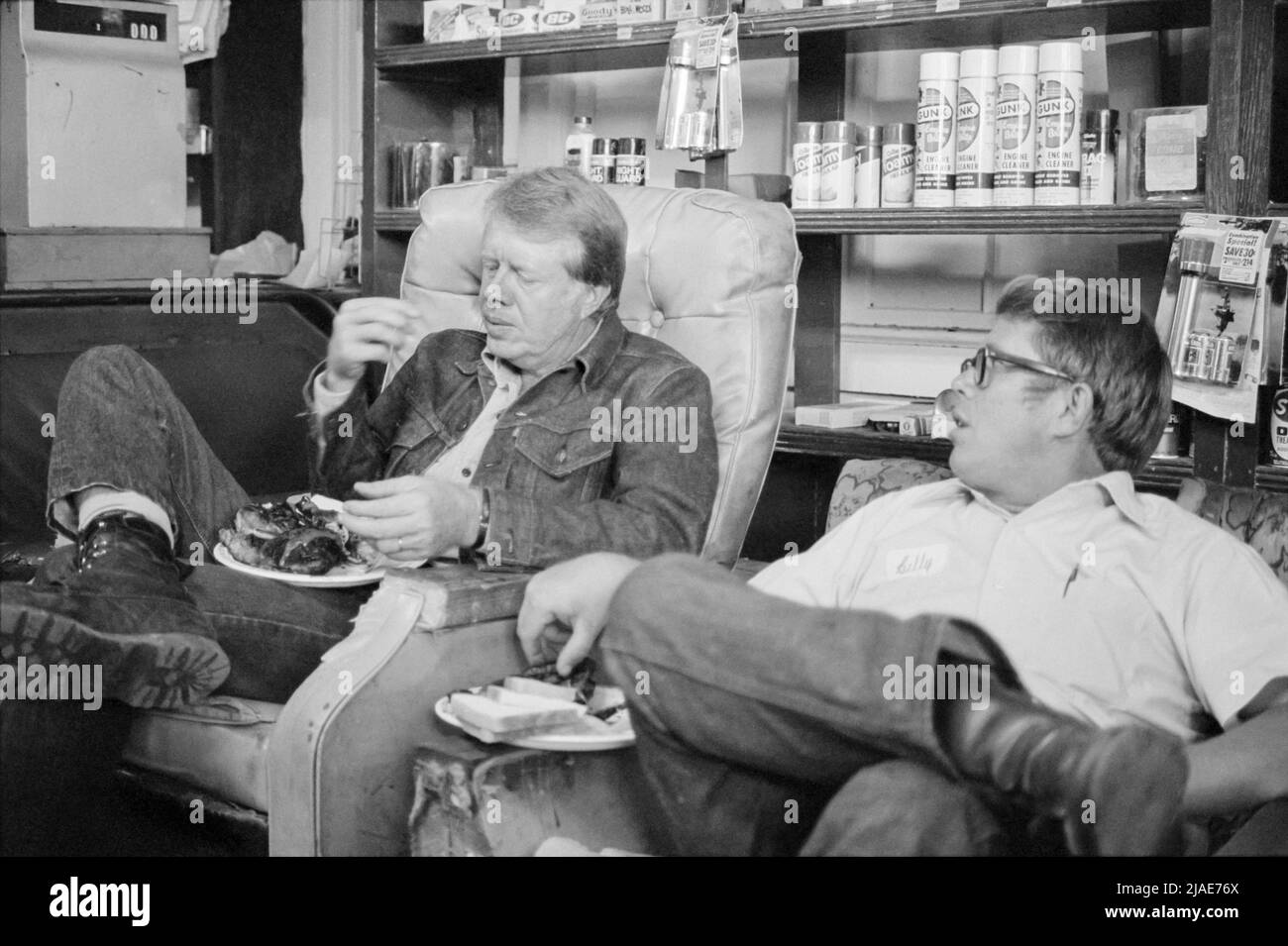 Jimmy carter mangeant avec son frère, Billy carter, lors d'un arrêt de campagne à la station-service de son Billy, dans leur ville natale de Plains, en Géorgie, le 10 septembre 1976. (ÉTATS-UNIS) Banque D'Images