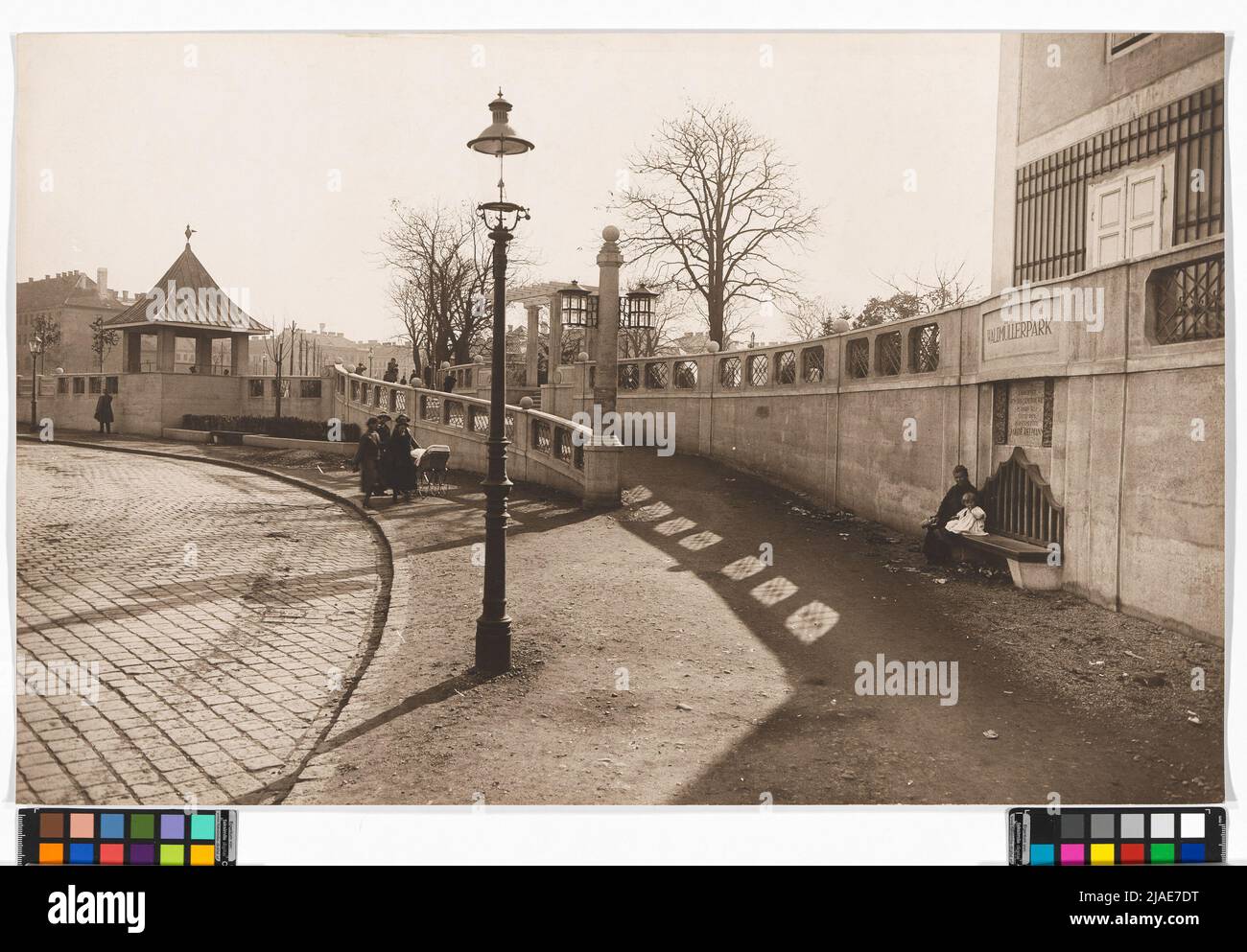 10., Waldmüllerpark - entrée du parc Landgutgasse. Carl (Karl) Zapletal (1876-1941), photographe Banque D'Images