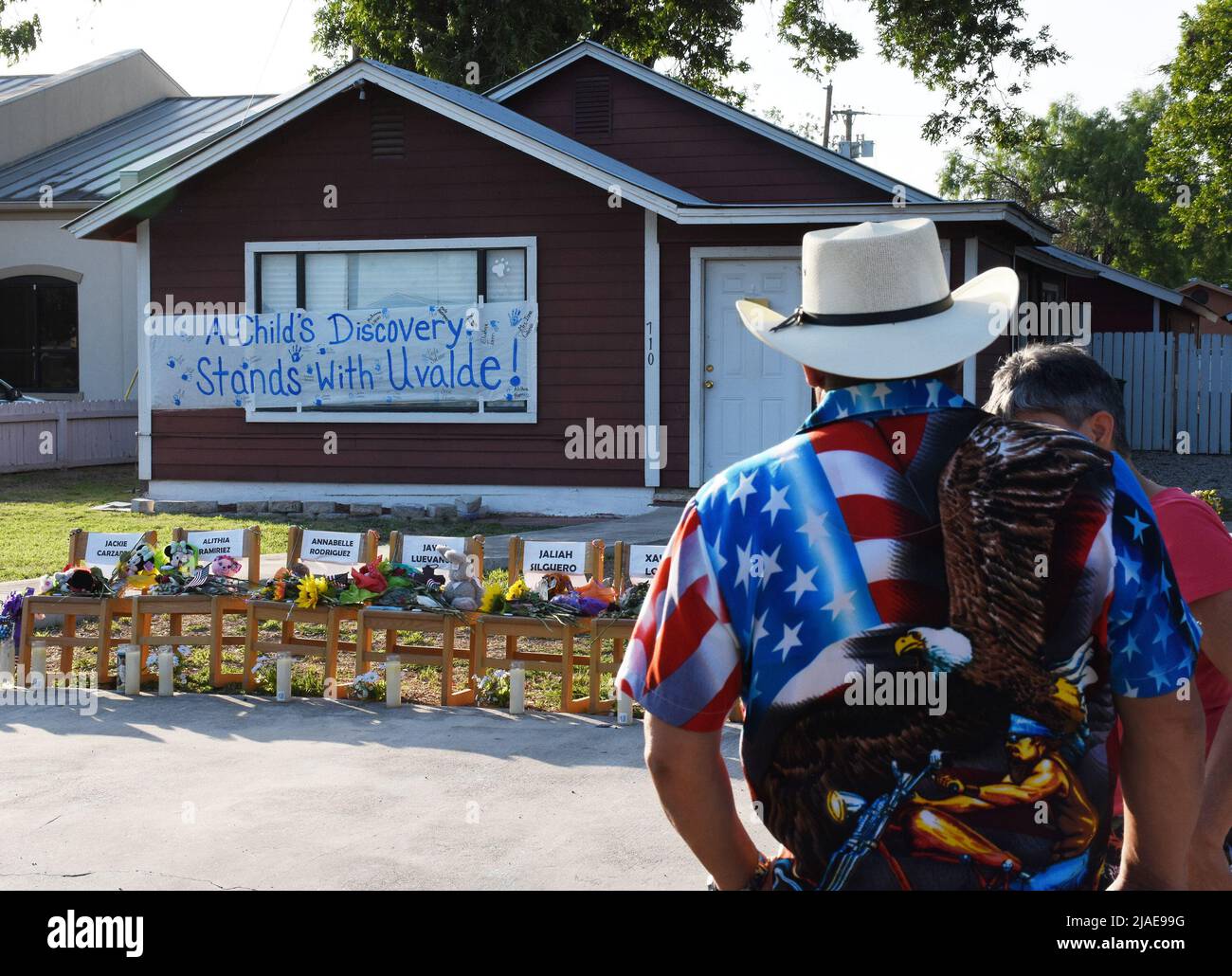 Uvalde, États-Unis. 30th mai 2022. Les mémoriaux pour les victimes de l'école élémentaire Robb font leur tour dans la ville d'Uvalde, Texas, le dimanche 29 mai 2022. Une fusillade massive plusieurs jours avant a laissé 19 enfants et deux adultes morts à l'école primaire. Photo de Jon Farina/UPI crédit: UPI/Alay Live News Banque D'Images Uvalde, États-Unis. 30th mai 2022. Les mémoriaux pour les victimes de l'école élémentaire Robb font leur tour dans la ville d'Uvalde, Texas, le dimanche 29 mai 2022. Une fusillade massive plusieurs jours avant a laissé 19 enfants et deux adultes morts à l'école primaire. Photo de Jon Farina/UPI crédit: UPI/Alay Live News Banque D'Images