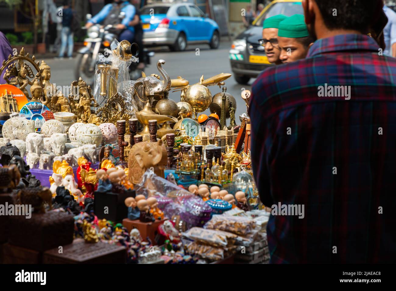 Mumbai, Inde - 13 février 2020 : vendeur de rue vendant ses marchandises dans la rue de colaba mumbai Banque D'Images