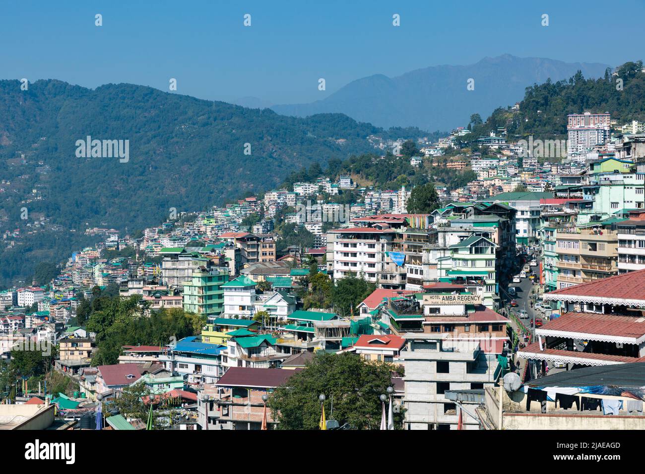 Gangtok, Sikkim, Inde - 31 décembre 2020 : Maisons sur la colline à Gangtok, Sikkim, Inde. Banque D'Images