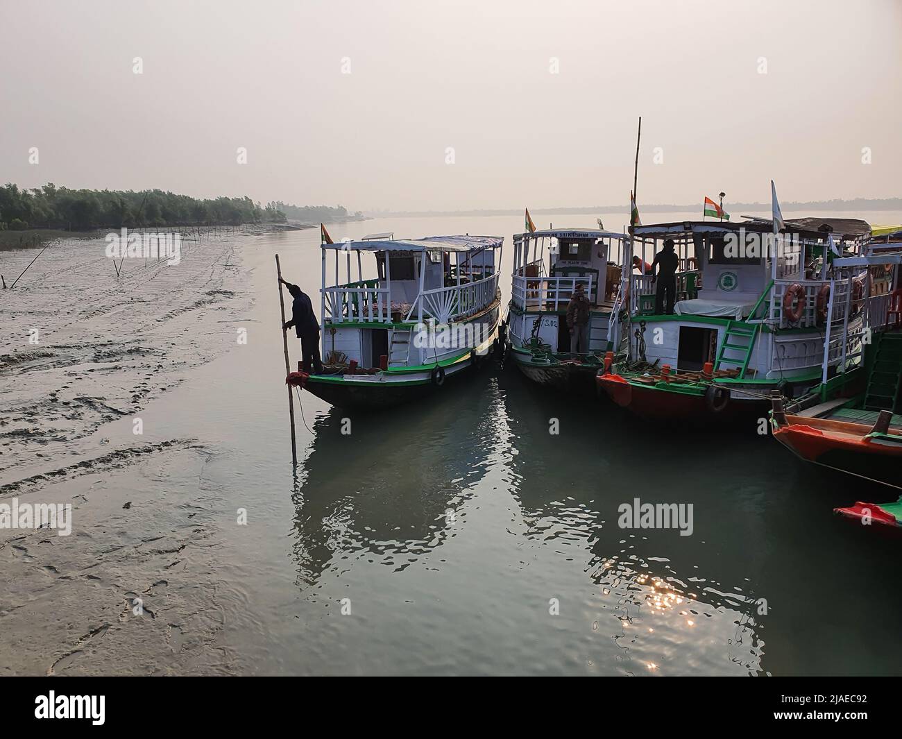 Sundarban, Bengale-Occidental, Inde - 27 décembre 2021 : bateaux se terminant pour une croisière sur les sundarbans Banque D'Images