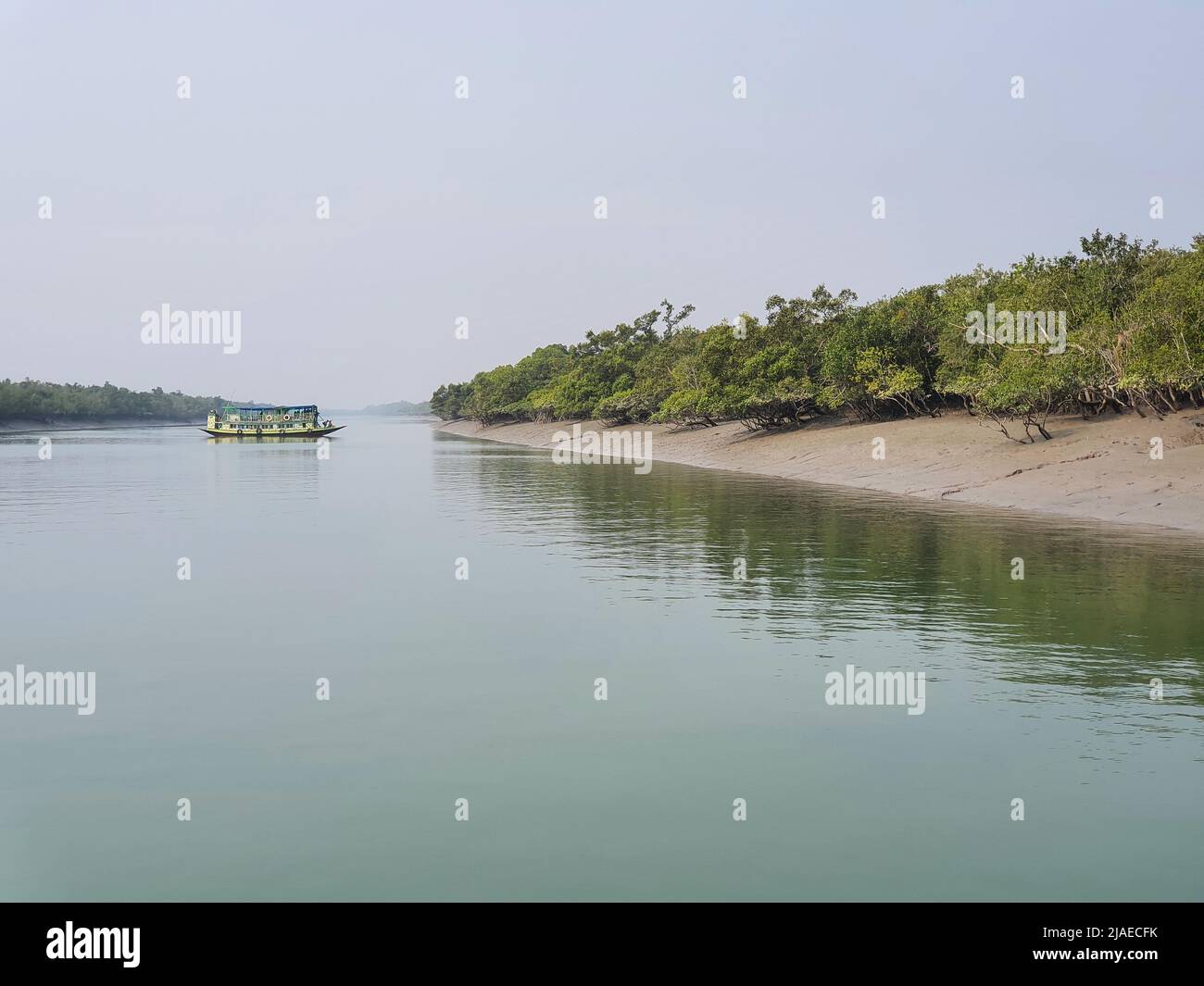 Sundarban, Bengale-Occidental, Inde - 27 décembre 2021: Bateau traversant la rivière au parc national de sundarbans Banque D'Images