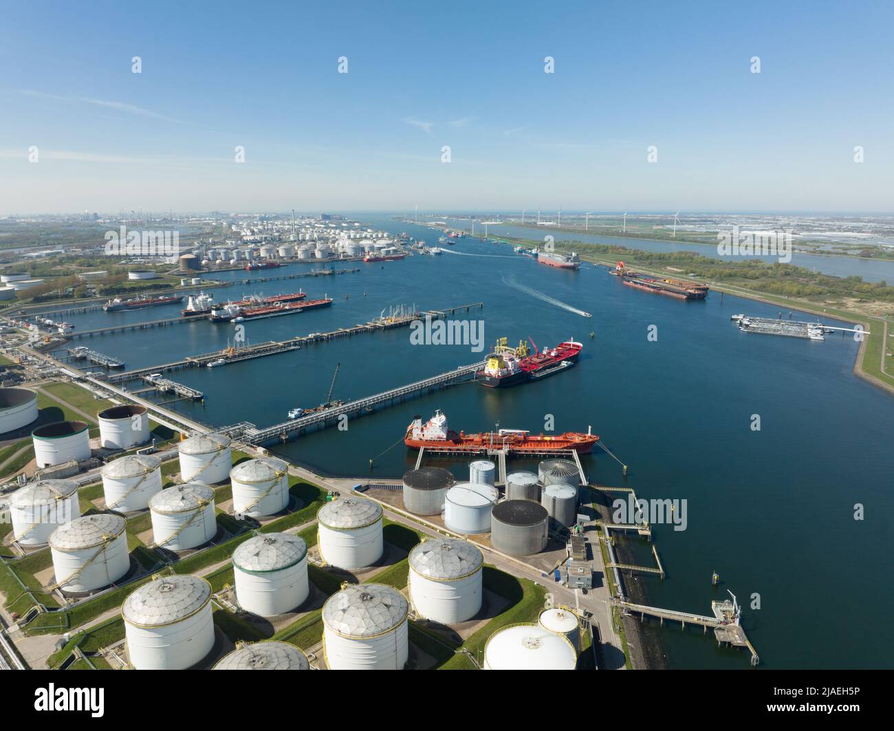 Rotterdam, 18th avril 2022, pays-Bas. Navires-citernes et silos de produits chimiques pétroliers. Grand quai industriel lourd à Rotterdam. Banque D'Images