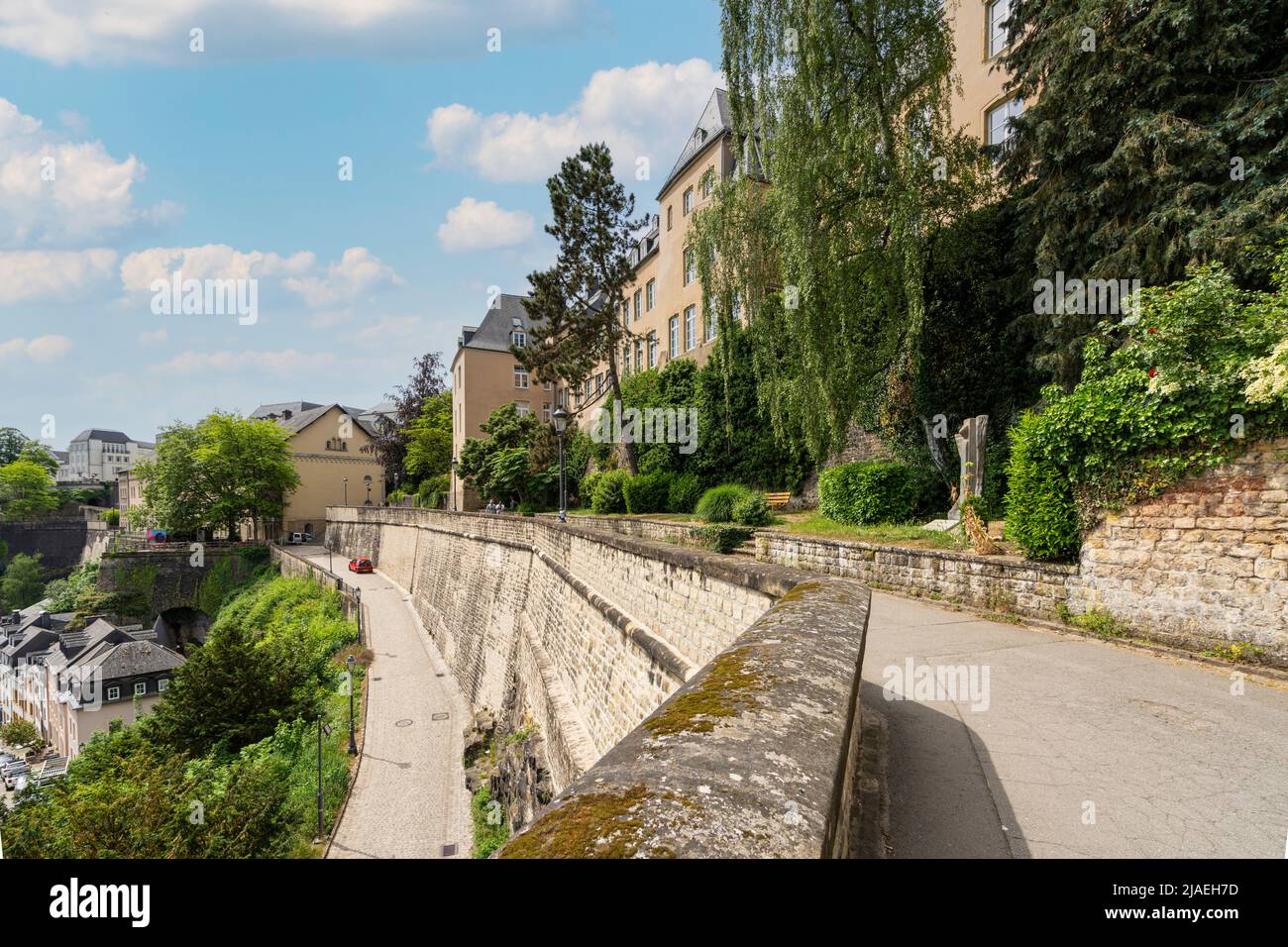 Luxembourg, mai 2022. Vue sur le chemin de la Corniche, une route pittoresque sur les remparts de la vieille ville Banque D'Images