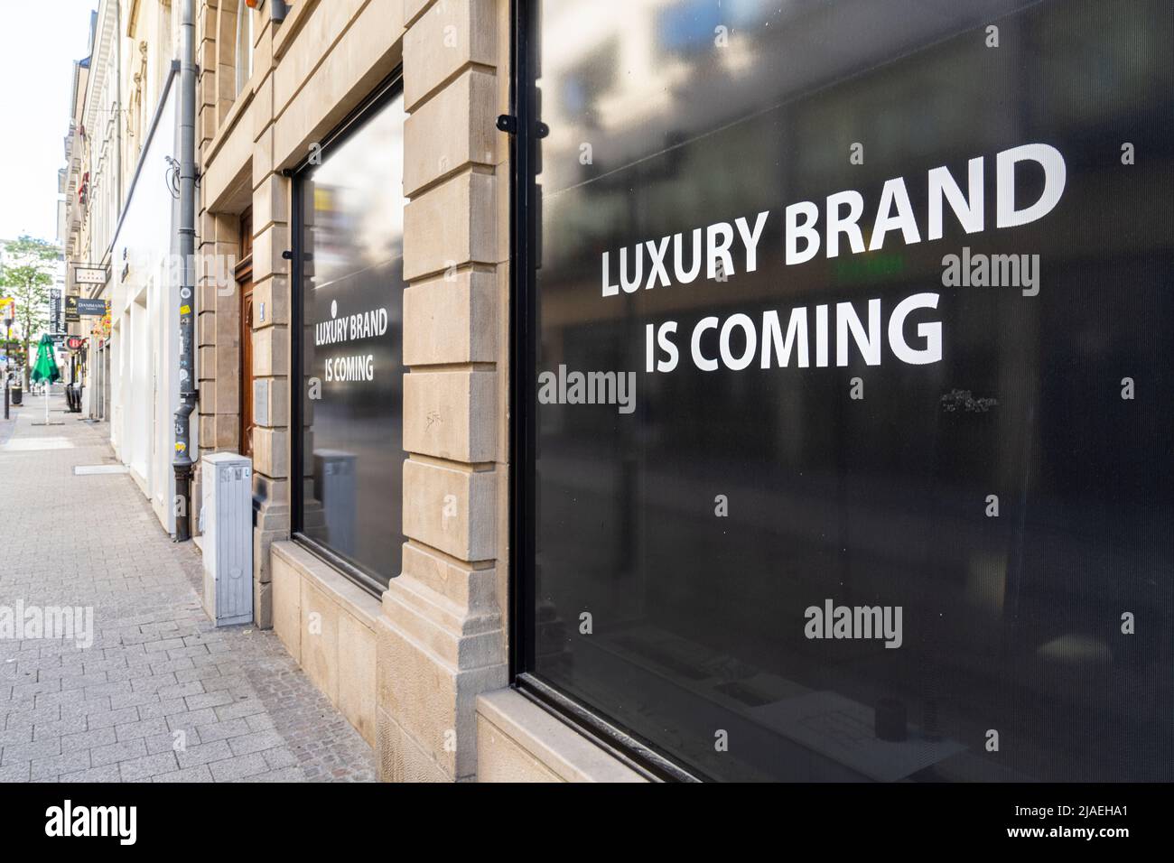 Luxembourg ville, mai 2022. Le panneau indiquant marque de luxe bientôt sur une fenêtre de magasin dans le centre-ville Banque D'Images Luxembourg ville, mai 2022. Le panneau indiquant marque de luxe bientôt sur une fenêtre de magasin dans le centre-ville Banque D'Images