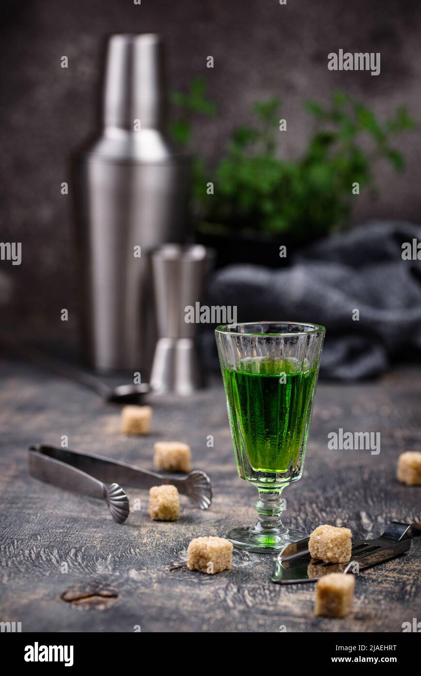 Verre d'absinthe avec sucre de canne Banque D'Images