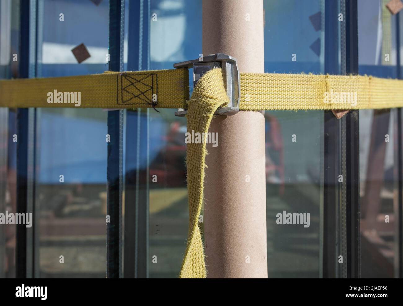Certaines fenêtres en verre avec des sangles et protégées par un tube en carton. Concept de service des vitriers Banque D'Images
