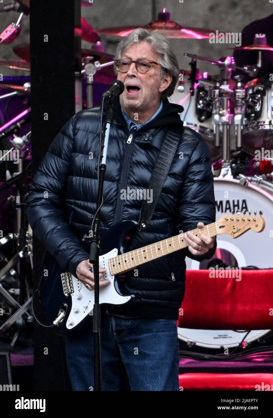 Musician Eric Clapton performs at the Waldbuhne, in Berlin, Sunday, May 29,  2022. (Britta Pedersen/dpa via AP Photo Stock - Alamy