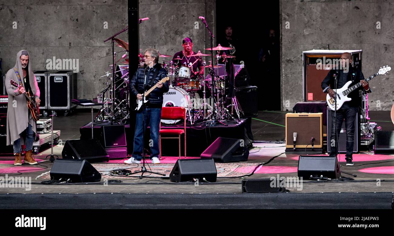 Berlin, Allemagne. 29th mai 2022. Le musicien Eric Clapton se produit au  Waldbühne. Credit: Britta Pedersen/dpa/Alay Live News Photo Stock - Alamy