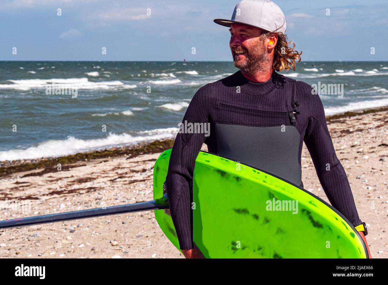 Portrait d'un homme kite foil surfeur avec une planche sur la plage Banque D'Images