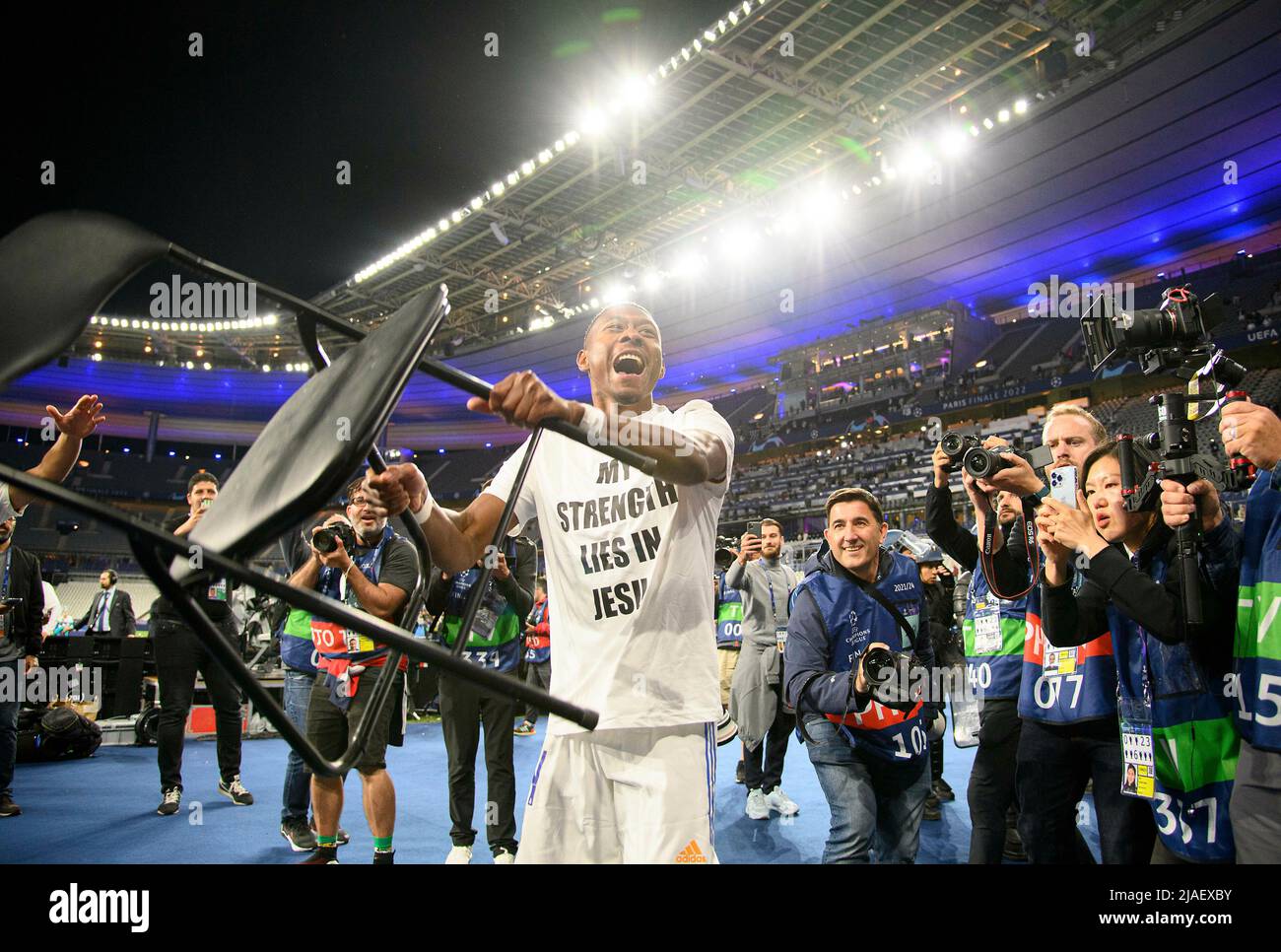 Jubilation David ALABA (Real) avec une chaise. Finale 2022 de la Ligue des  champions de football, Liverpool FC (LFC) - Real Madrid (Real) 0: 1, le  28th mai 2022 à Paris/France. Â Photo Stock - Alamy