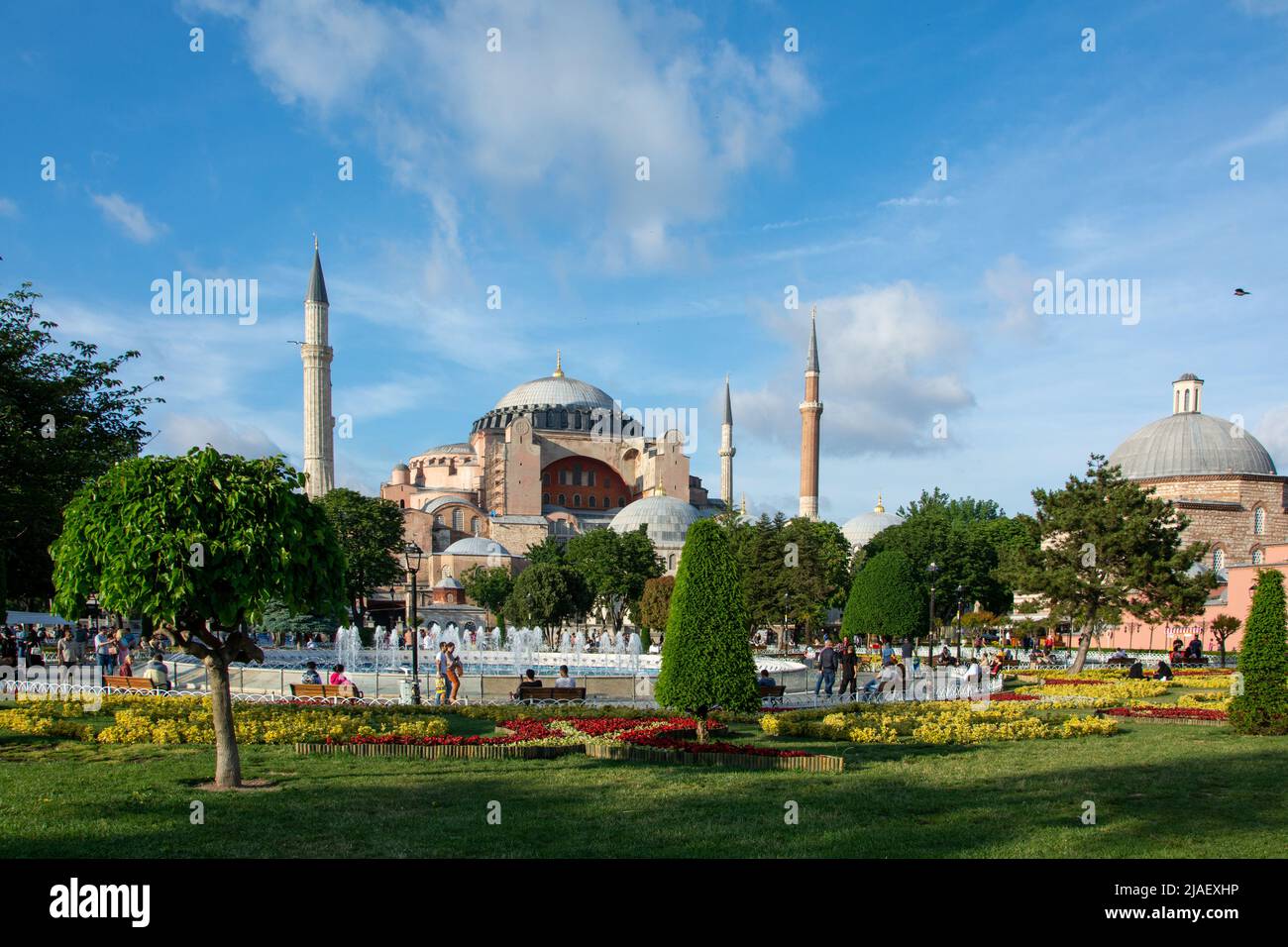 Touristes et locaux autour du parc de Sultanahmet en face de la Sainte-Sophie ou d'Ayasofya à Istanbul. Banque D'Images