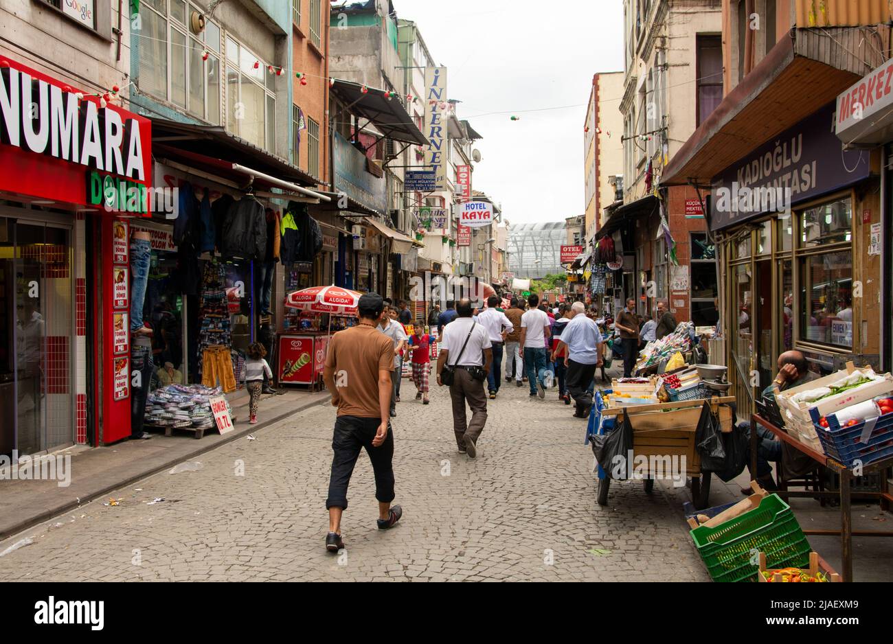 Scène de rue dans le centre-ville d'Istanbul, plein de gens du coin qui font leurs affaires quotidiennes. Banque D'Images