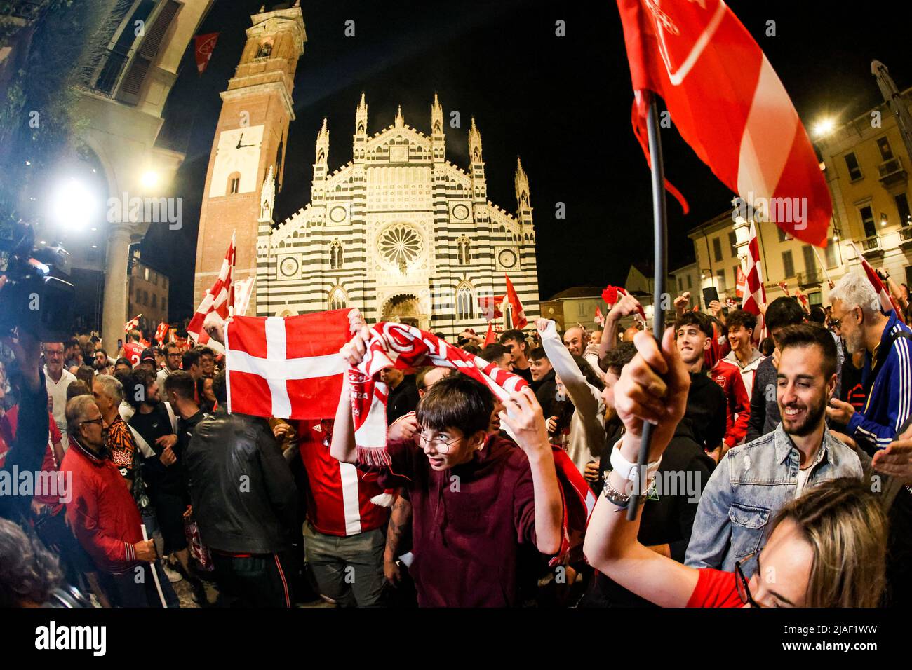 Les fans de Monza célèbrent la première promotion historique de Monza Calcio à Serie A dans son histoire de 110 ans à Monza, en Italie, le 29 2022Monza mai les fans célébrant devant le grand écran au stade U-Power lors du match Pisa v Monza à Monza, en Italie, le 29 2022 mai Banque D'Images