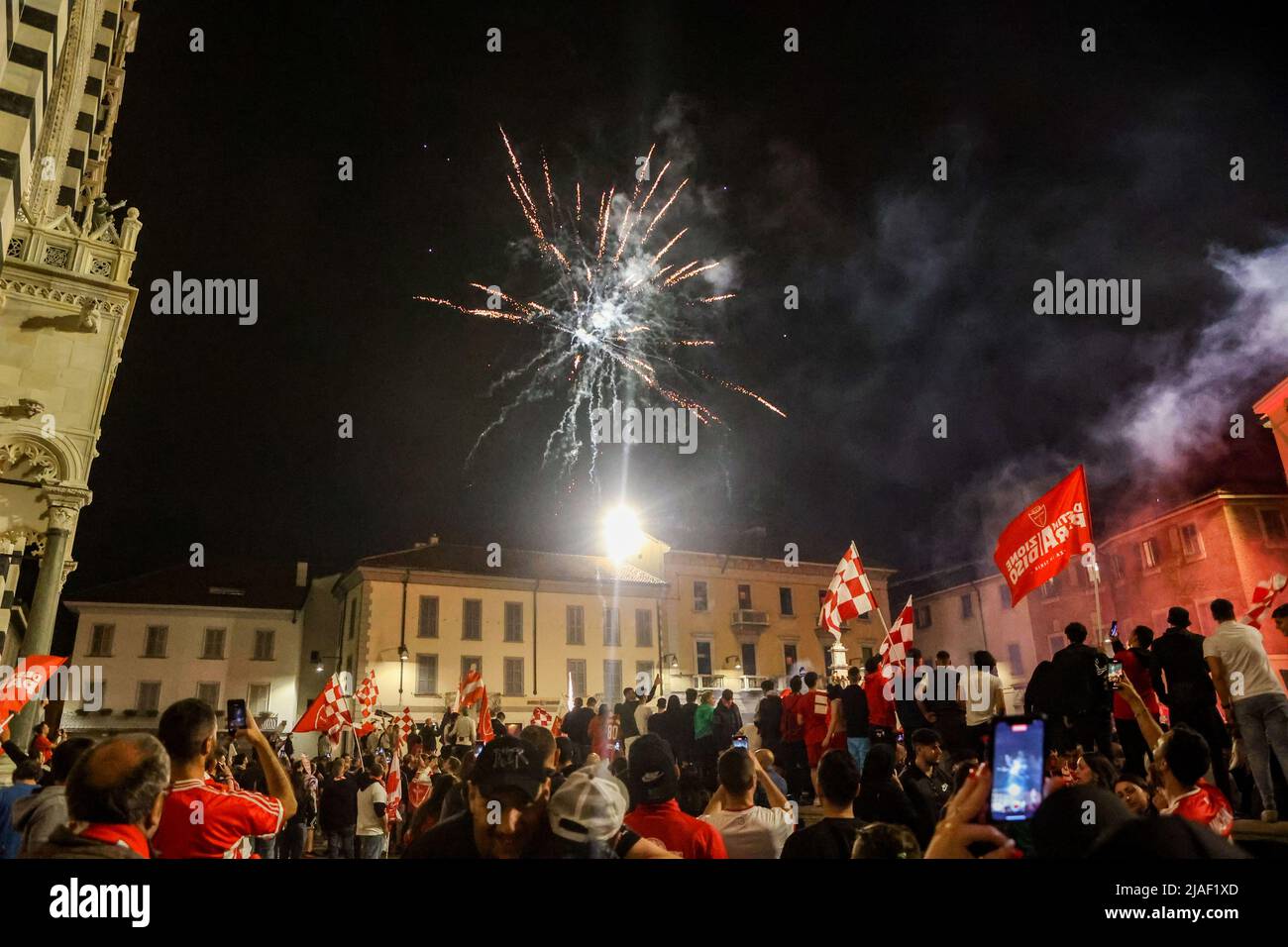 Les fans de Monza célèbrent la première promotion historique de Monza Calcio à Serie A dans son histoire de 110 ans à Monza, en Italie, le 29 2022Monza mai les fans célébrant devant le grand écran au stade U-Power lors du match Pisa v Monza à Monza, en Italie, le 29 2022 mai Banque D'Images