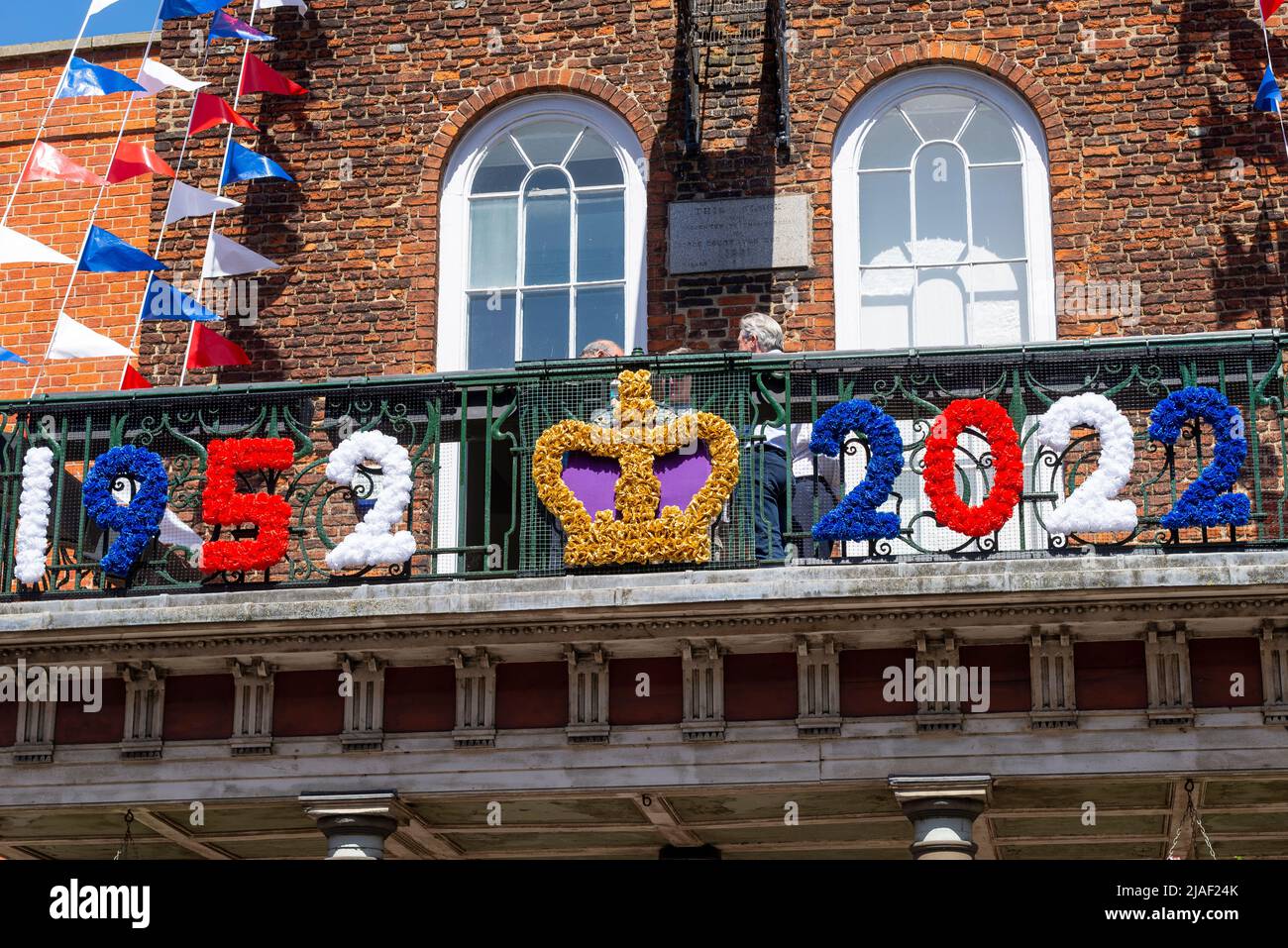 Décorations du jubilé de platine de la Reine à Maldon, Essex, Royaume-Uni. 1952 à 2022. Bâtiment historique de Moot Hall Banque D'Images