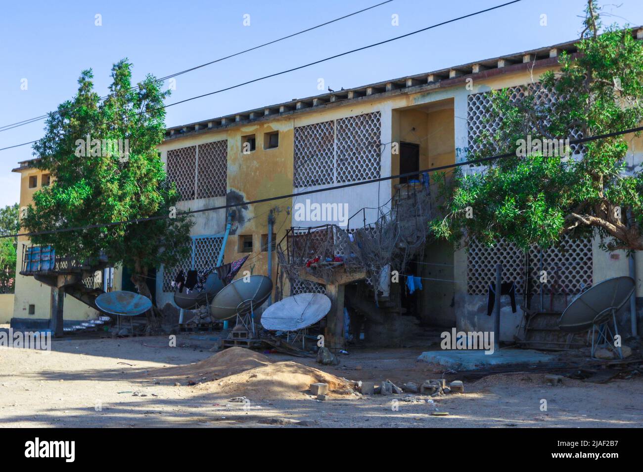 Maisons vivantes et différents bâtiments sur les rues vides de la ville de Berbera Banque D'Images