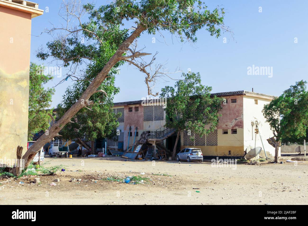 Maisons vivantes et différents bâtiments sur les rues vides de la ville de Berbera Banque D'Images