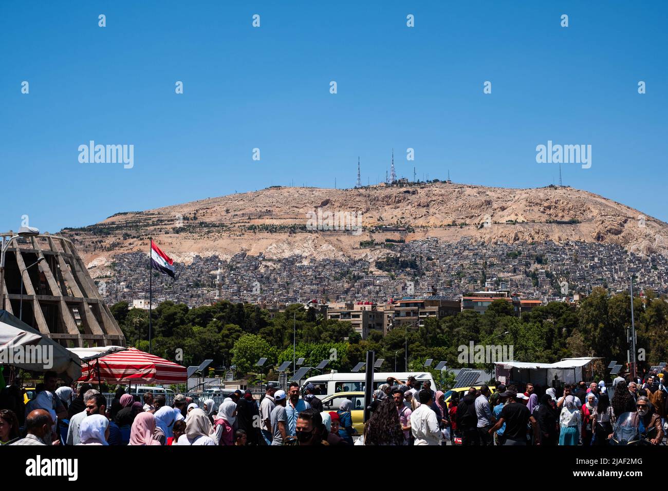 Damas, Syrie - 2022 mai : circulation et montagne (Mont Qasioun) dans la ville de Damas, Syrie Banque D'Images