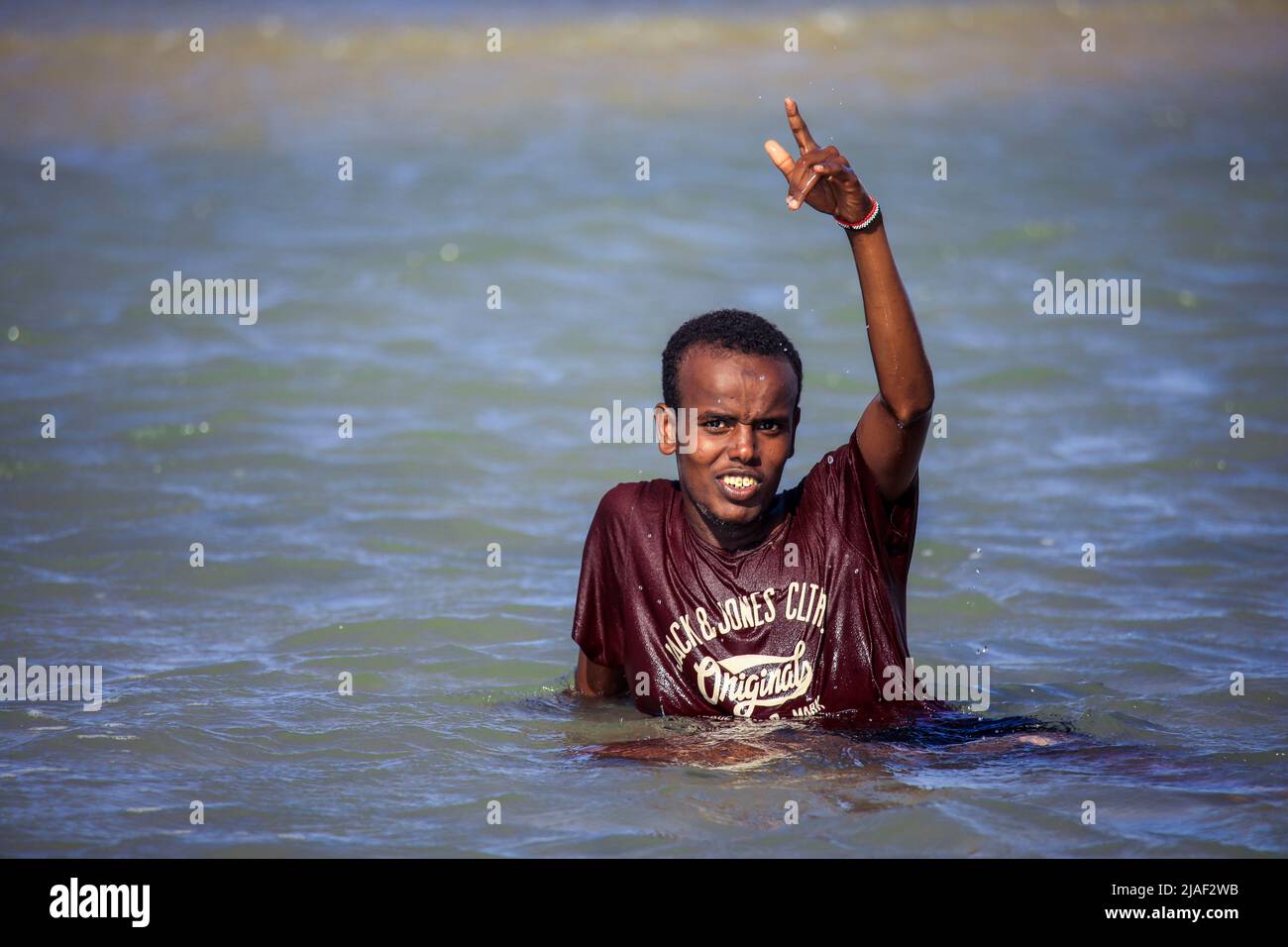 Les gens de la région nageant dans l'eau chaude le jour du soleil sur la côte de Berbera Banque D'Images