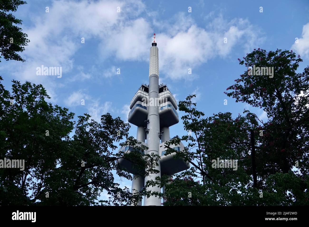 La célèbre tour de télévision de Zizkov, unique tour d'émetteur construit à Prague entre 1985 et 1992. La tour est un exemple d'architecture de haute technologie. Banque D'Images
